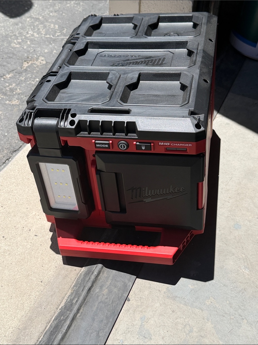 Milwaukee Modular M18 packout light / charger - Picture 2 of 3